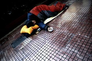 Η κρίση δημιούργησε τη γενιά των «νεοαστέγων»
