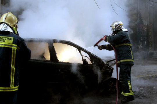 Στις φλόγες αυτοκίνητο στο Ηράκλειο