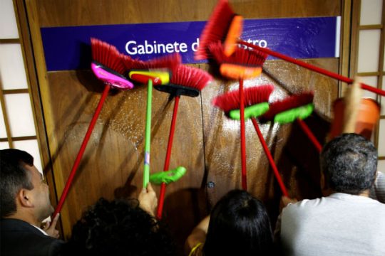 Η «εύθραυστη» κυβέρνηση εξελίσσεται σε φάρσα
