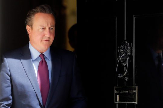 «Πήρε κεφάλι» το «ναι», ενώ ο Κάμερον μιλάει για… πόλεμο