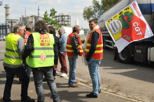 «Φουντώνει» το μέτωπο των απεργιών στη Γαλλία