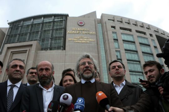 Καταδίκασαν τους δύο δημοσιογράφους της «Cumhuriyet»