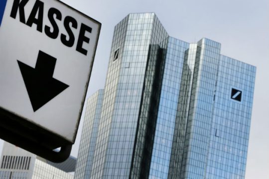 Η Moody’s υποβάθμισε την Deutsche Bank