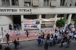 Διαμαρτυρία της ΠΟΕΔΗΝ έξω από το υπουργείο Εργασίας