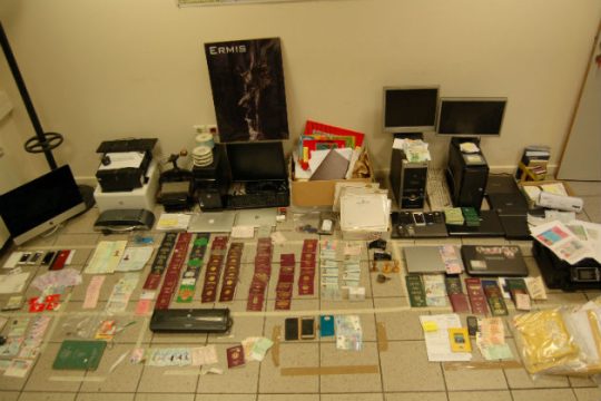 Εξαρθρώθηκε κύκλωμα διακινητών μεταναστών και πλαστογράφων