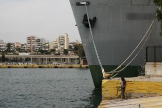 Γολγοθάς για ξεχασμένους ναυτεργάτες στον μόλο της Δραπετσώνας