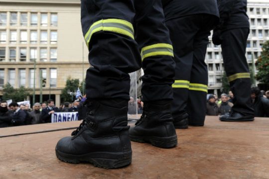 Τροπολογία «παγώνει» τις προαγωγές στα ειδικά μισθολόγια