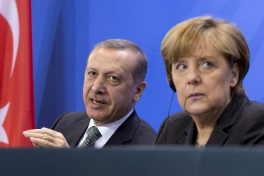 «Μπλόκο» και νέες απειλές για τη βίζα