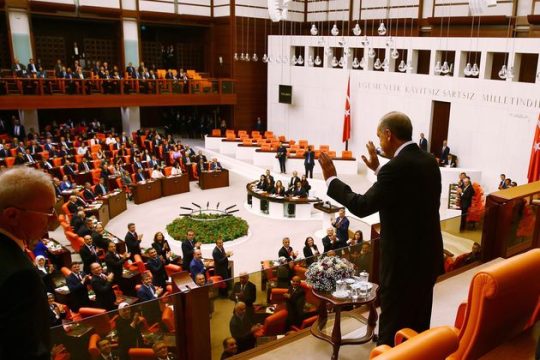 Οι Τούρκοι ψηφίζουν τη στοχοποίηση των Κούρδων του HDP