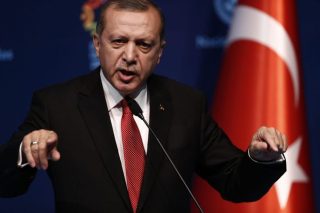 «Δώστε τη βίζα  ή πάρτε τους  πρόσφυγες!»