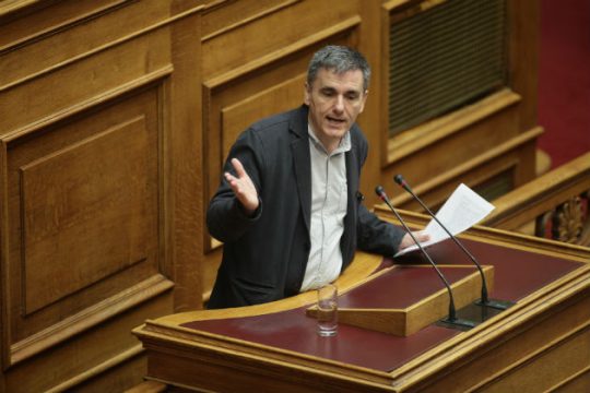 Αντεγκλήσεις για το υπερταμείο, σκληρή κριτική της αντιπολίτευσης
