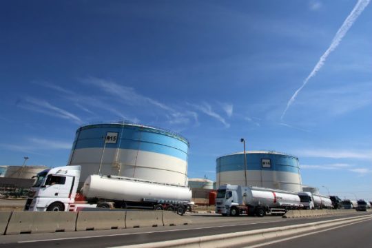 Στα στρατηγικά αποθέματα πετρελαίου στρέφεται η Γαλλία