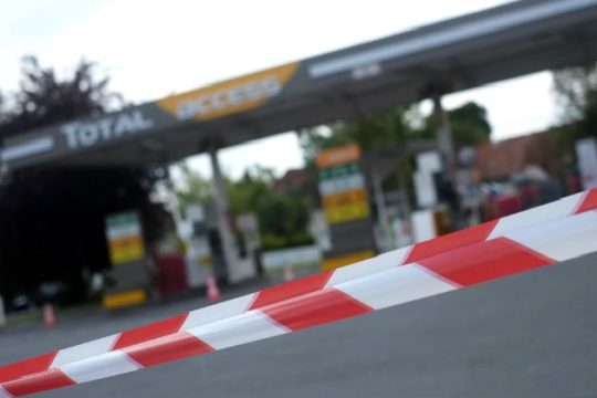 Με γενικό μπλακ άουτ απαντούν τα συνδικάτα στον Ολάντ
