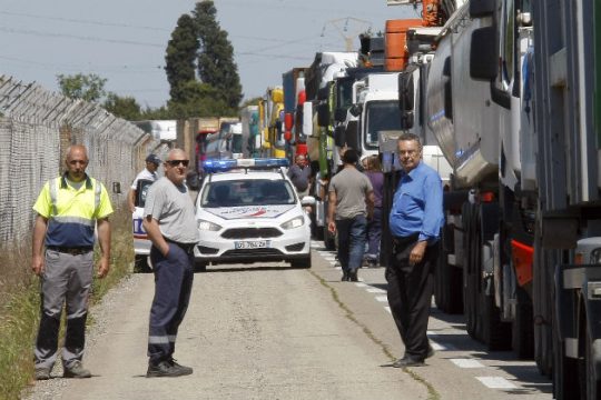 Νέες μαζικές κινητοποιήσεις παραλύουν τη Γαλλία