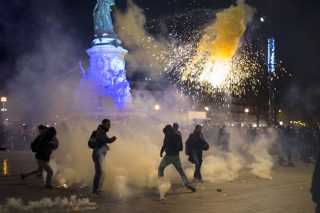 Πέρα βρέχει για Βαλς και Ολάντ