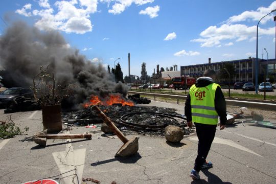 Αστυνομική επέμβαση στα αποκλεισμένα διυλιστήρια