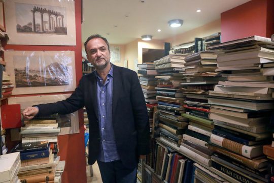 Πώς κουβαλάνε τα πουλιά και χτίζουν τη φωλιά τους…