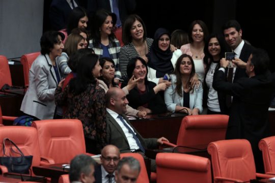Άνοιξε ο δρόμος για τις διώξεις Κούρδων βουλευτών