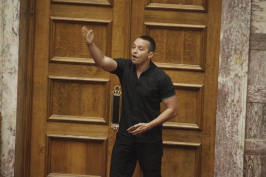 Νέα πρόκληση Κασιδιάρη στη Βουλή