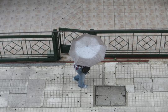 Κακός ο καιρός με βροχές και καταιγίδες