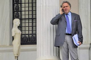 «Αυτόματες» αυξήσεις φορολογίας και εισφορών