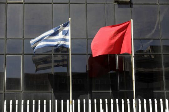 ΚΚΕ: «Μοιράζουν προνόμια στο κεφάλαιο»