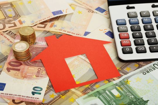 Έκθεση για τα «κόκκινα δάνεια» ζητά από την Κύπρο η Ε.Ε.