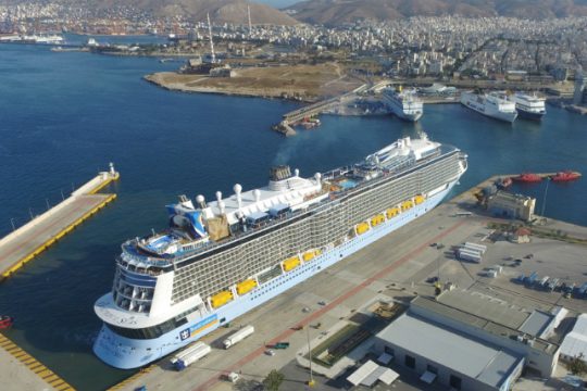 Επ’ αόριστον «λουκέτο» στα δύο μεγάλα εμπορικά λιμάνια