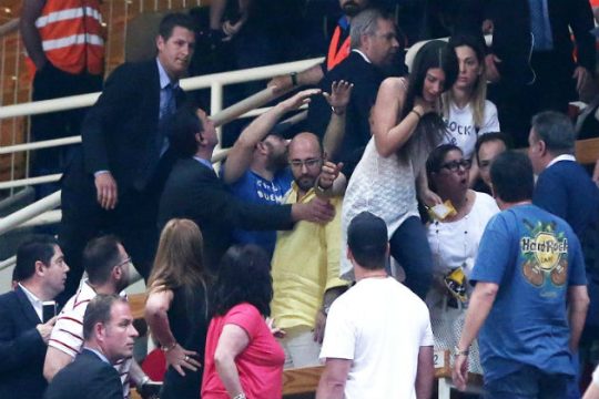 Νίκησε στο γήπεδο, έχασε στην εξέδρα