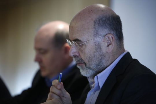«Ψαλίδι» στις προσλήψεις και σχολική «αυτονομία»