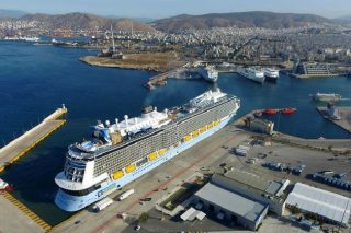 «Φρένο» σε κοντέινερ και κρουαζιέρες