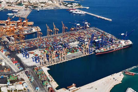 Φουρτουνιάζουν τα εμπορικά λιμάνια