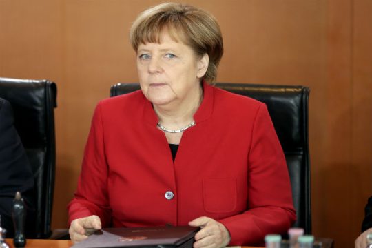 Προσφυγικό και Τουρκία «στριμώχνουν» τη Μέρκελ