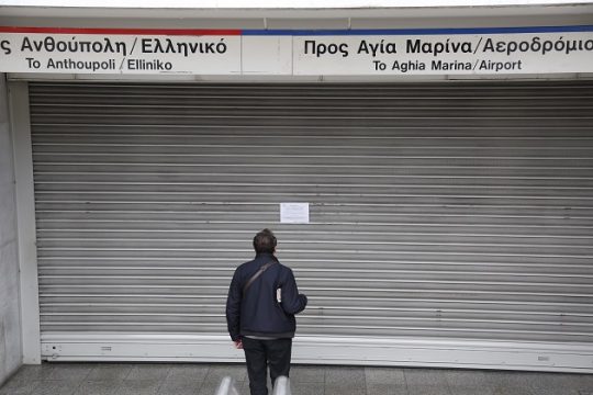 Δεμένα πλοία και φρένο στα μέσα μεταφοράς