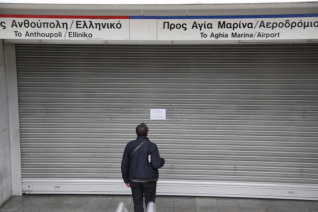 Δεμένα πλοία και φρένο στα μέσα μεταφοράς