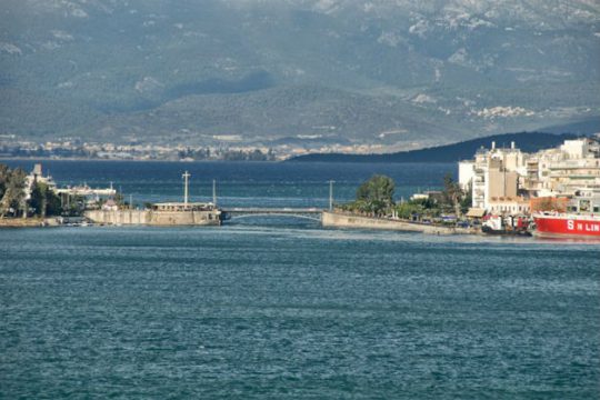 Πρόσκρουση πλοίου στη γέφυρα του Ευρίπου στη Χαλκίδα
