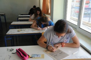 «Αυλαία» με χαμόγελα