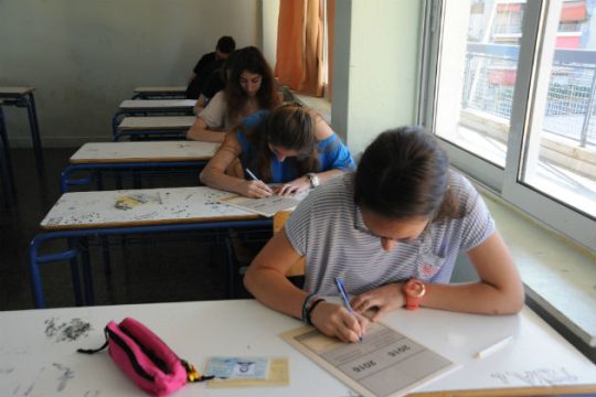 «Αυλαία» με χαμόγελα