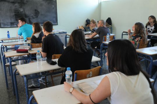 Αυλαία με… φιλία και μέσα κοινωνικής δικτύωσης