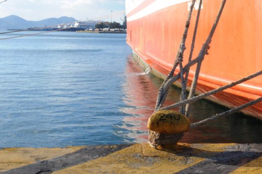 Θαλάσσια ρύπανση στο λιμάνι του Πειραιά