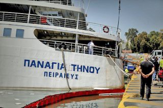 «Κολλημένη» στο λιμάνι η «Παναγία Τήνου»