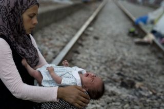Οι πρόσφυγες στοιβάζονται και οι Ευρωπαίοι σφυρίζουν αδιάφορα