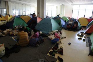 «Το γκέτο αυτό προσβάλλει και εμάς και τους πρόσφυγες»