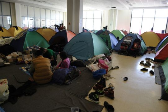 «Το γκέτο αυτό προσβάλλει και εμάς και τους πρόσφυγες»