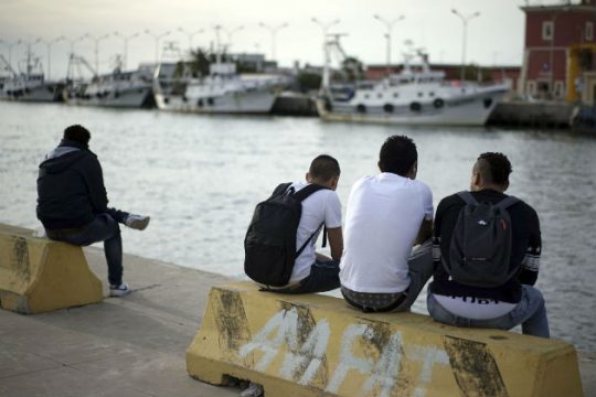 Παιδιά μόνα τους στις «σκοτεινές» πιάτσες της Ευρώπης