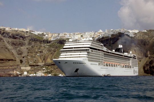 Σοβαρές ζημιές στο λιμάνι της Σαντορίνης