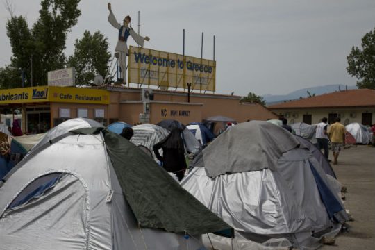 Στο Πολύκαστρο χιλιάδες πρόσφυγες από την Ειδομένη