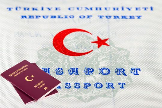 Κάνοντας τα «στραβά μάτια»