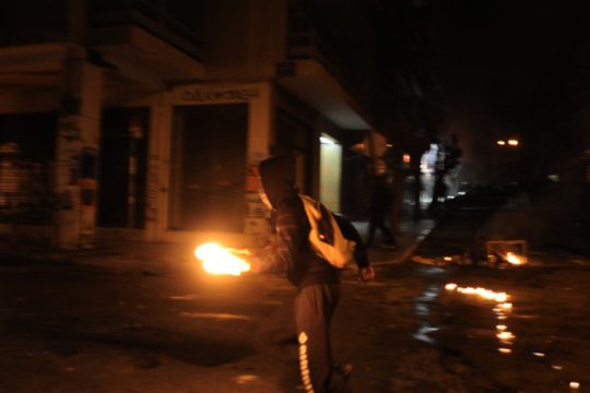 Πυρπόλησαν τρόλεϊ έξω από το Πολυτεχνείο