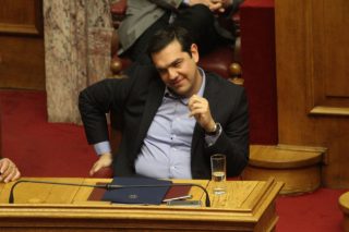Καλά, ο Τσίπρας γιατί χαμογελάει και πανηγυρίζει;